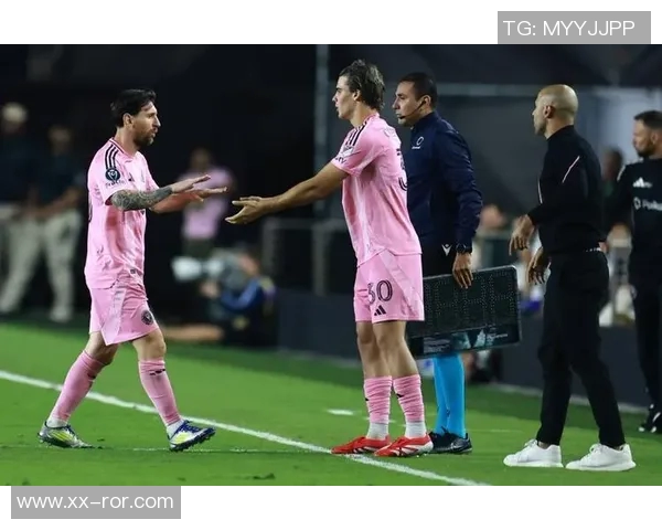 梅西远射中柱意外助攻苏亚雷斯轻松破门展现默契配合